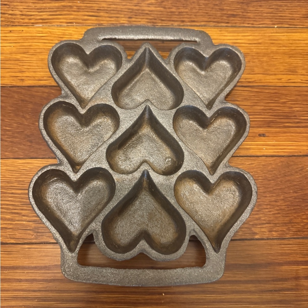 EUC Vintage Cast Iron Heart Shaped Egg, Corn Muffin, Pancake Pan